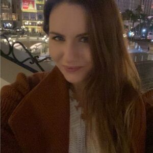 Meet your posher Demi